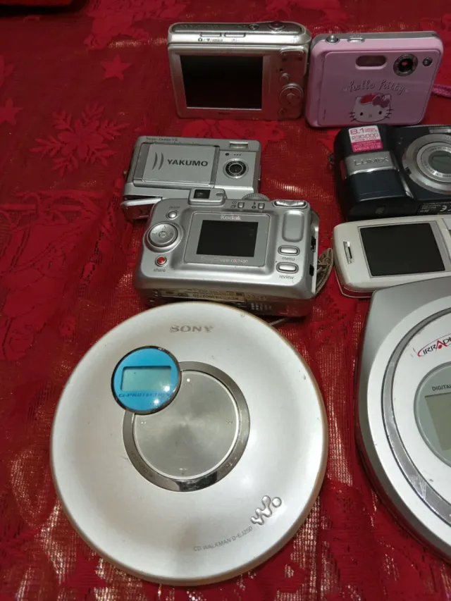 5 Fotocamere Digitali + 2 Walkman digitali