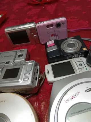 5 Fotocamere Digitali + 2 Walkman digitali