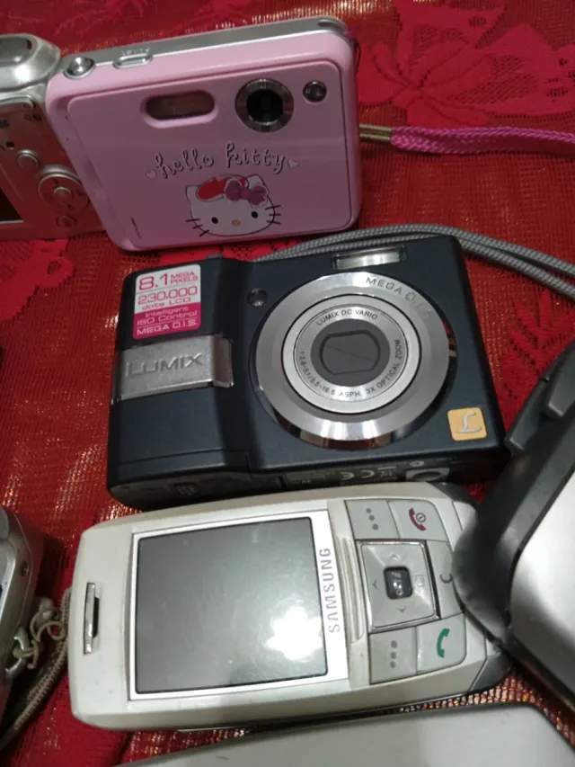 5 Fotocamere Digitali + 2 Walkman digitali