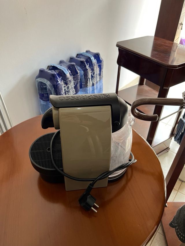 Cafetera Nespresso Krups Dorada