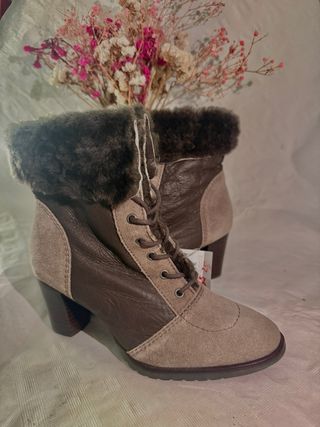 Botines de piel y ante con cordones