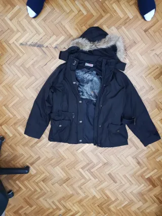 Chaqueta con capucha mujer negra