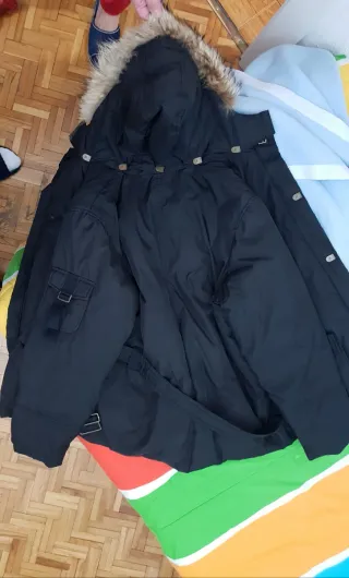 Chaqueta con capucha mujer negra