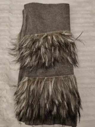 Bufanda gris con detalles de pelo