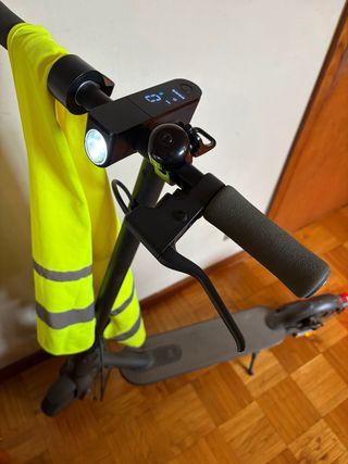 Patinete eléctrico con chaleco reflectante