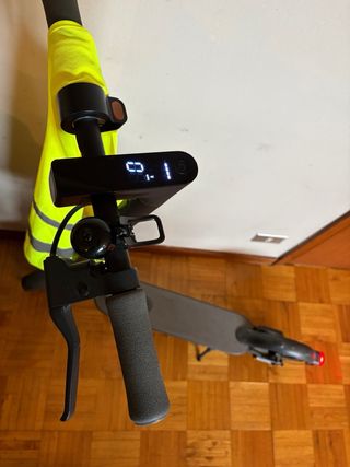 Patinete eléctrico con chaleco reflectante