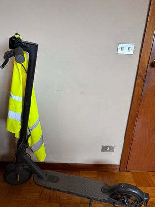 Patinete eléctrico con chaleco reflectante