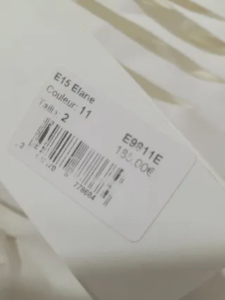 Blusa blanca con diseño de flecos