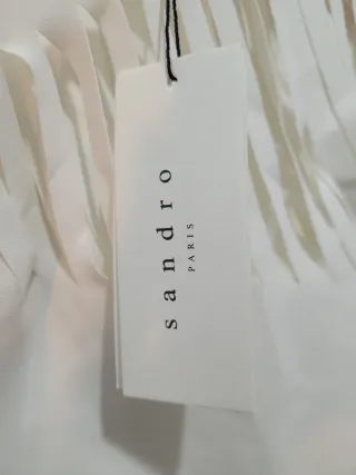 Blusa blanca con diseño de flecos