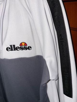 Chaqueta fina Ellesse gris y blanca Talla M