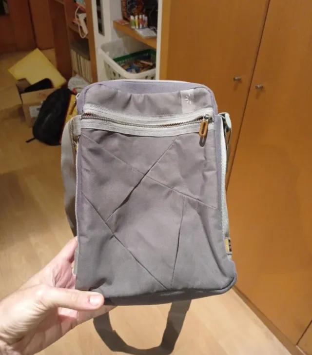 Bolso bandolera resistente gris