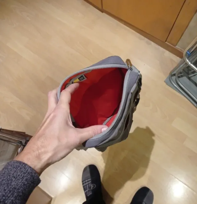 Bolso bandolera resistente gris