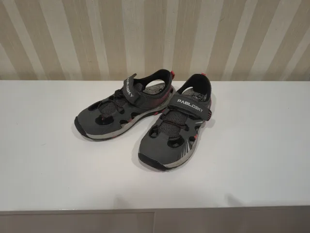 Zapatillas Pablosky grises y rojas