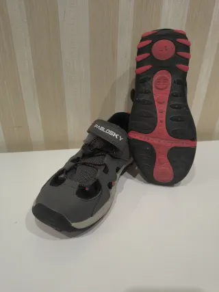 Zapatillas Pablosky grises y rojas