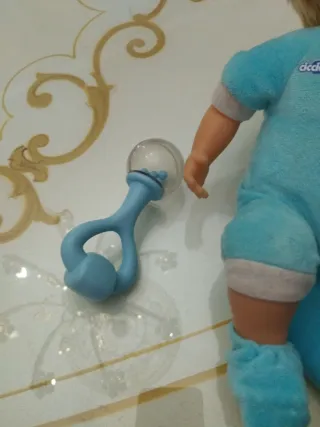 Cicciobello Birichino sgambetta e ride