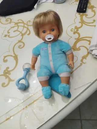 Cicciobello Birichino sgambetta e ride