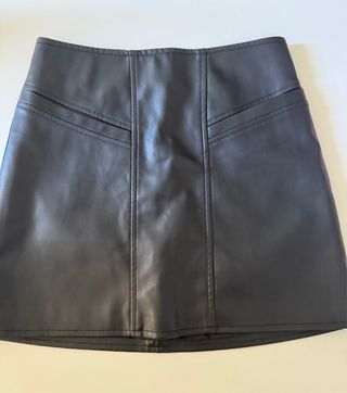 Falda negra efecto piel de Mango sin estrenar