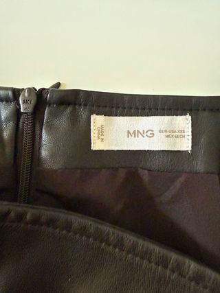 Falda negra efecto piel de Mango sin estrenar