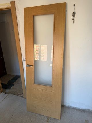 Puerta de madera con cristal