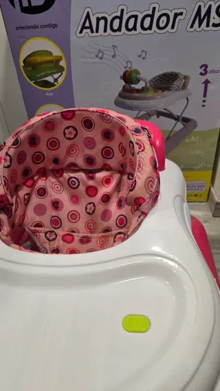 Andador bebé rosa con juguetes