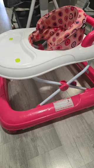 Andador bebé rosa con juguetes