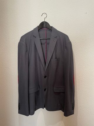 Americana gris con coderas burdeos