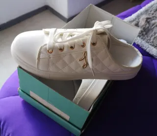 Zueco deportivo blanco