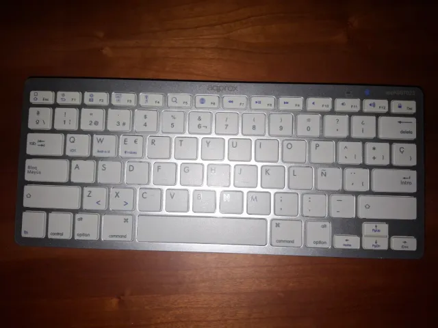 Teclado Inalámbrico plateado y blanco.Bluetooth