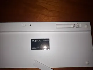 Teclado Inalámbrico plateado y blanco.Bluetooth