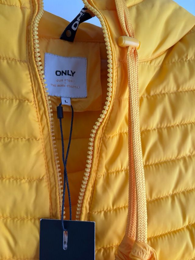 Chaleco acolchado Only amarillo con capucha