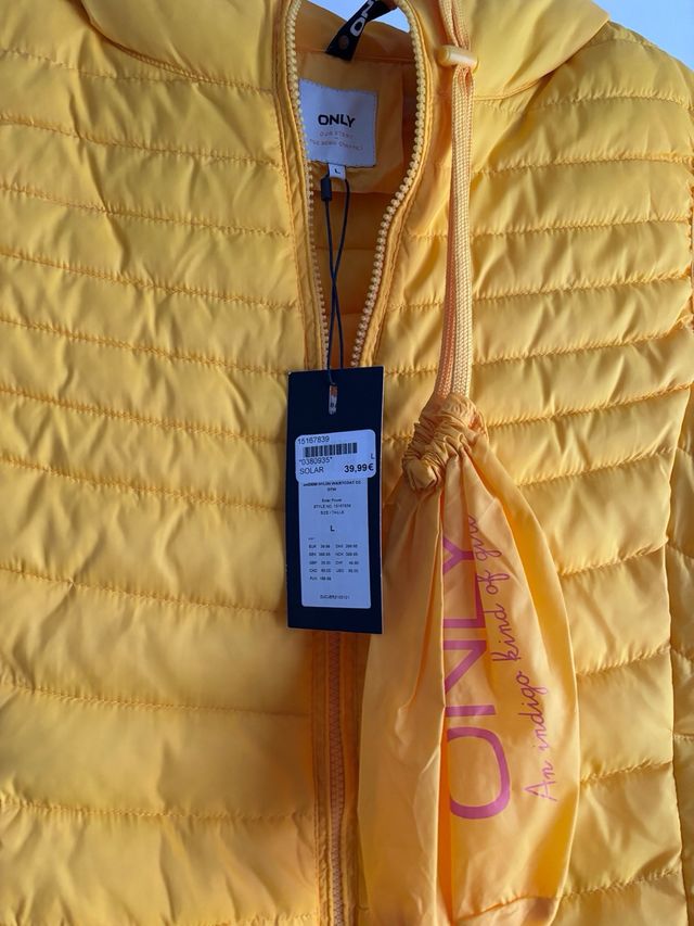 Chaleco acolchado Only amarillo con capucha