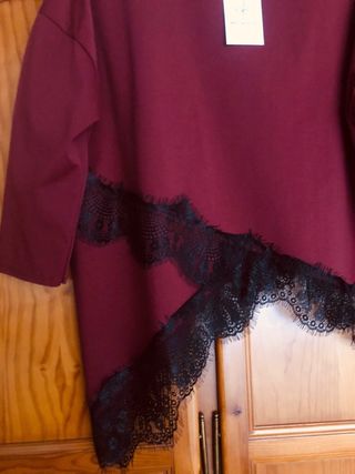 Blusa asimétrica encaje burdeos talla XL