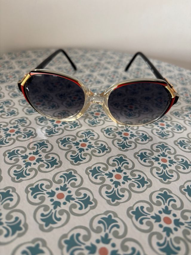 Gafas de sol Yves Saint Laurent doradas y rojas