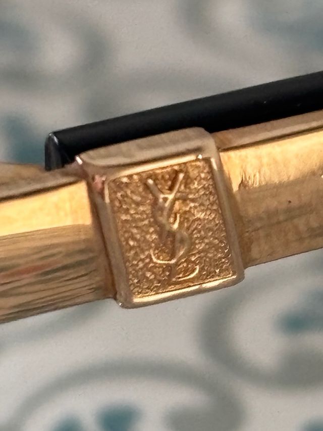 Gafas de sol Yves Saint Laurent doradas y rojas