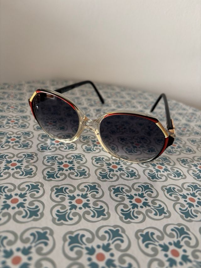 Gafas de sol Yves Saint Laurent doradas y rojas