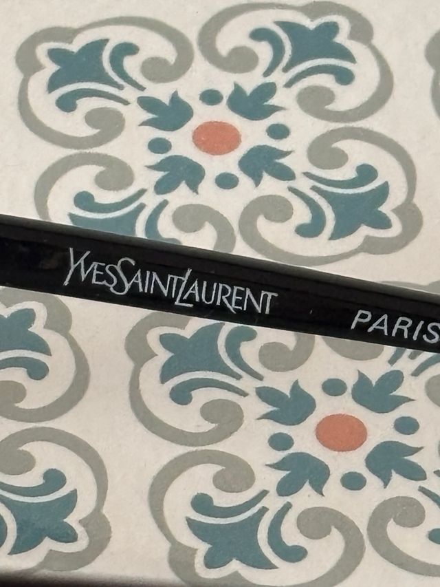 Gafas de sol Yves Saint Laurent doradas y rojas