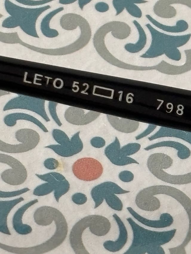 Gafas de sol Yves Saint Laurent doradas y rojas