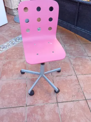 Silla de escritorio rosa con ruedas