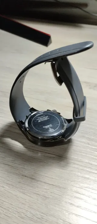 Reloj Guess Color Negro y Plateado