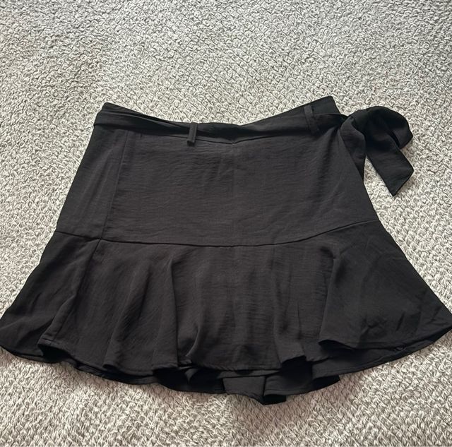 Falda corta negra con cinturón