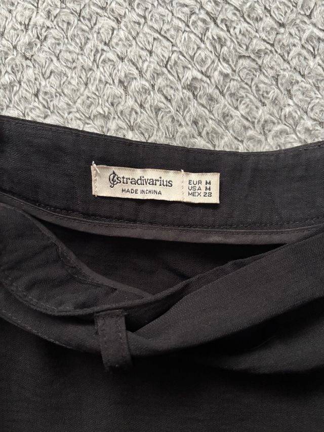 Falda corta negra con cinturón