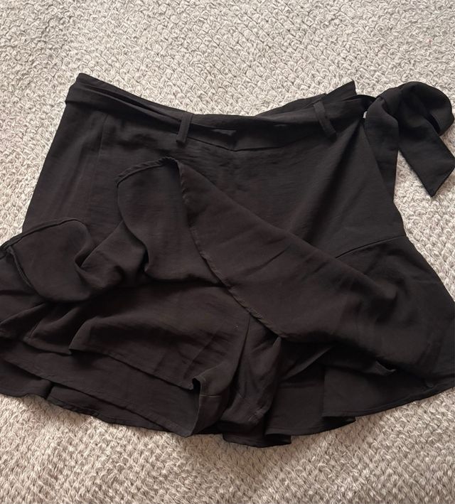 Falda corta negra con cinturón