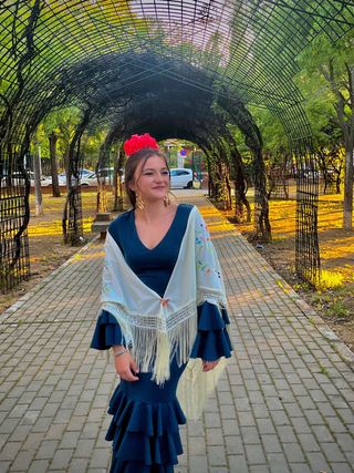 Vestido de flamenca y mantoncillo