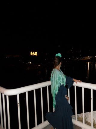 Vestido de flamenca y mantoncillo