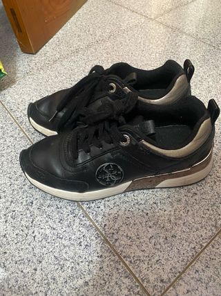 Zapatillas Guess Negras y Plateadas
