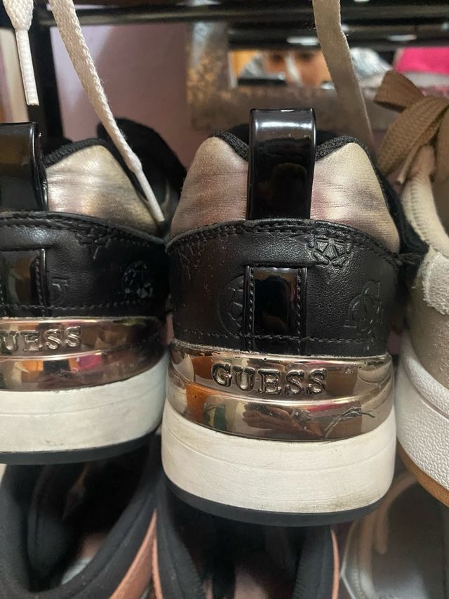 Zapatillas Guess Negras y Plateadas