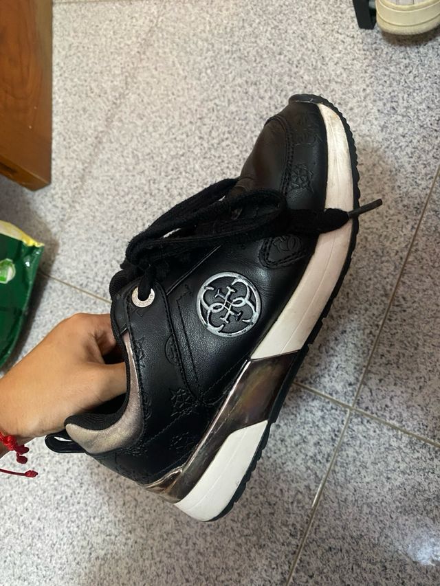 Zapatillas Guess Negras y Plateadas