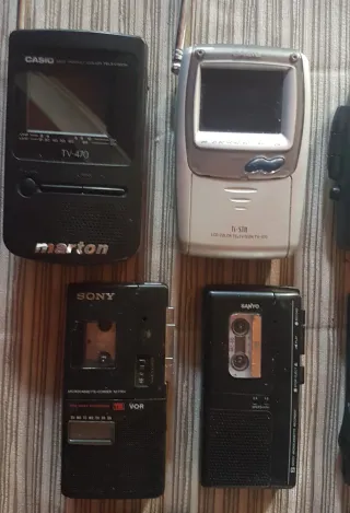 Lote de Electrónica Vintage: TV, Radios, Walkmans
