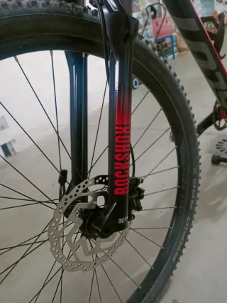 Bicicleta de Montaña Roja.Marca Scott scale T-M .