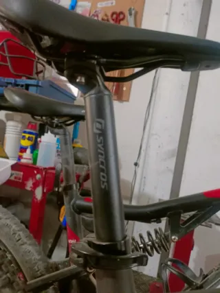 Bicicleta de Montaña Roja.Marca Scott scale T-M .